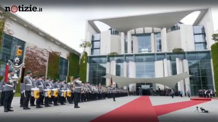 Angela Merkel, nuovo tremore in pubblico: è la terza volta in meno di un mese | Notizie.it