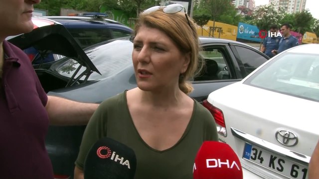 Bahçeşehir’de banka çıkışı kadına kapkaç dehşeti...Kapkaççıların kaçma anı kamerada