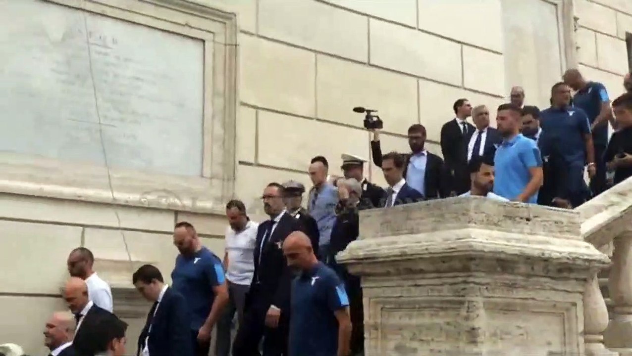 VIDEO - LAZIO IN CAMPIDOGLIO - FINE EVENTO - LA SCALINATA E IL SALUTO CON LA RAGGI