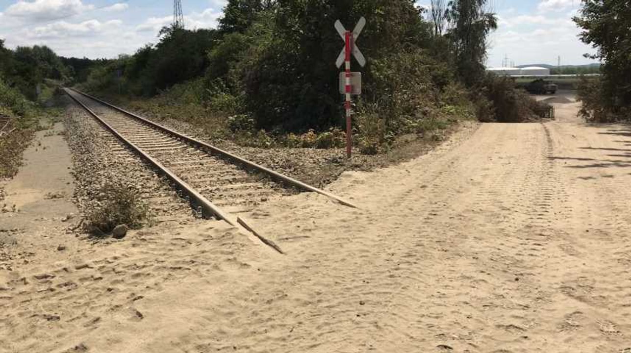 Des rails ensevelis sous du sable à Tertre: un déraillement évité de peu