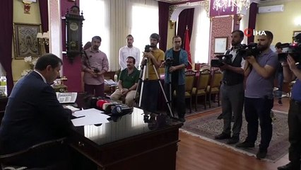 Vali Ayhan, halkı meydanlara çağırdı