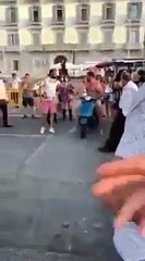 Mario Balotelli donne 2 000 euros à un homme pour se jeter en scooter dans le port de Naples