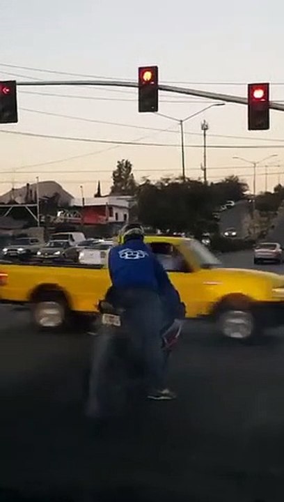 Burn et roue arrière, ce motard qui faisait le malin va être immédiatement puni