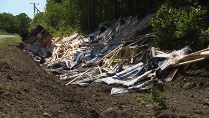 Un camion 53 pieds se renverse à Rivière-Bleue