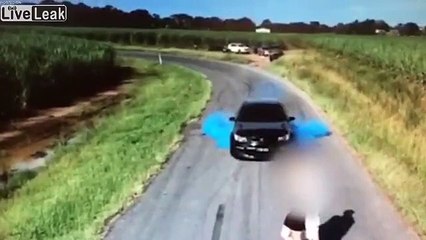 Il enflamme sa voiture en burnout et la détruit !