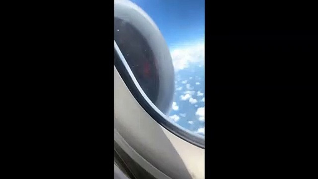 Le réacteur de cet avion perd une pièce en plein vol !