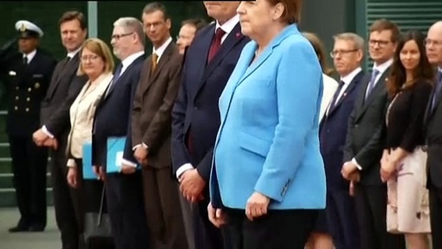 Angela Merkel vuelve a sufrir temblores en un acto oficial