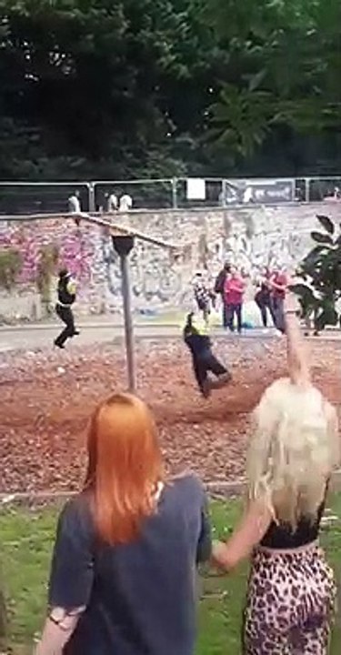 2 policiers se suspendent à un tourniquet en plein parc !