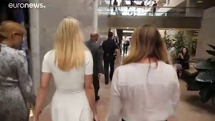 شاهد: إيفانكا ترامب تتجاهل أسئلة صحفية حول تصريحات السفير البريطاني