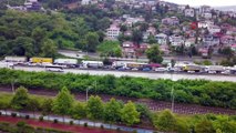Kontrolden çıkan tır devrildi, TEM otoyolu Ankara istikameti kilitlendi...Uzun araç kuyrukları havadan görüntülendi
