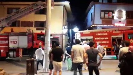 İtfaiye ekiplerinin refleksi ahşap binanın yanmasını önledi