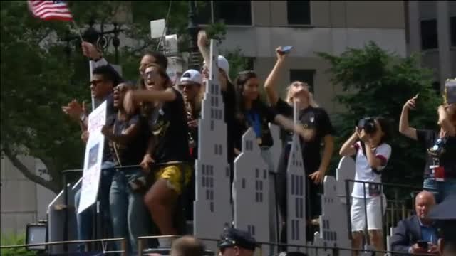 El equipo femenino de Estados Unidos celebra con su país la victoria