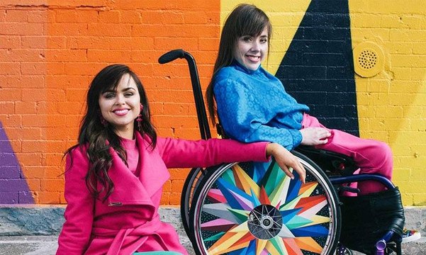 أغطية لدواليب الكراسي المتحركة... فنّ أيقظه حب فتاة لشقيقتها