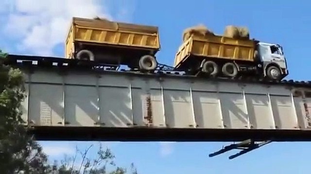 Ce conducteur de camion traverse un pont ferroviaire... en roulant sur les rails