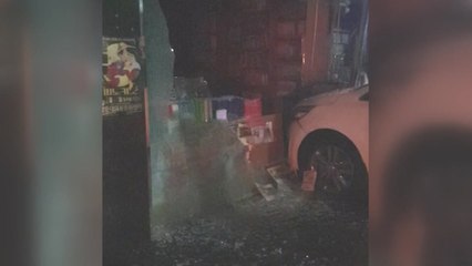 SUV 차량 건물 들이받아...운전자 도주 / YTN