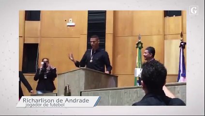 Richarlison é homenageado e pede por mais investimento em educação