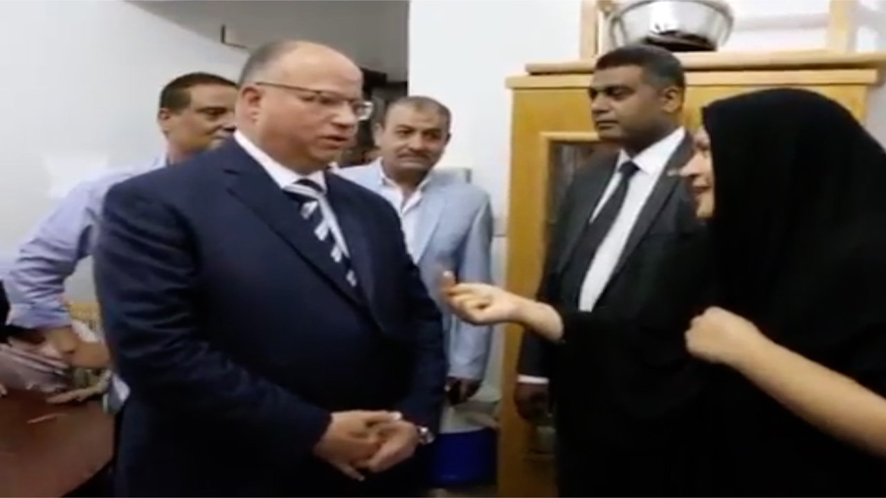 أهالى روضة السيدة يستقبلون المحافظ بالزغاريد بعد تسليمهم شققا جديدا