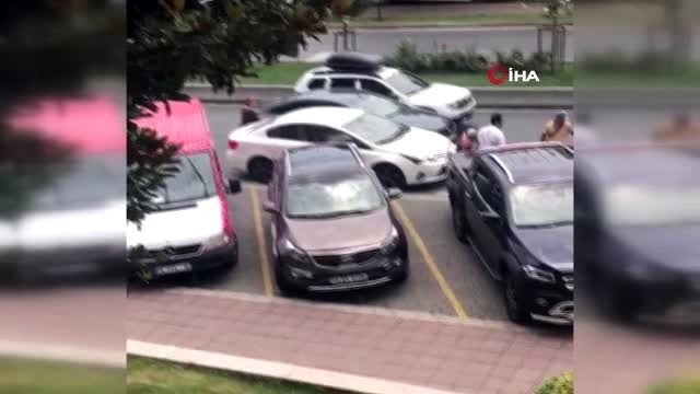 Bahçeşehir'de banka çıkışı kadına kapkaç dehşeti...Kapkaççıların kaçma anı kamerada