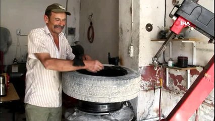 Oto lastikçinin kargayla dostluğu görenleri şaşırtıyor