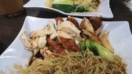 Satu famili makan malam dengan Kon Loh Mee di Juara Cafe Nasi Ayam