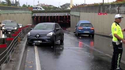 İSTANBUL- BAKIRKÖY'DE AYNI NOKTADA 2 KAZA OLDU, CADDE TRAFİĞE KAPANDI