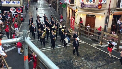 La Pamplonesa toca las dianas antes del encierro camino de la Plaza de Toros