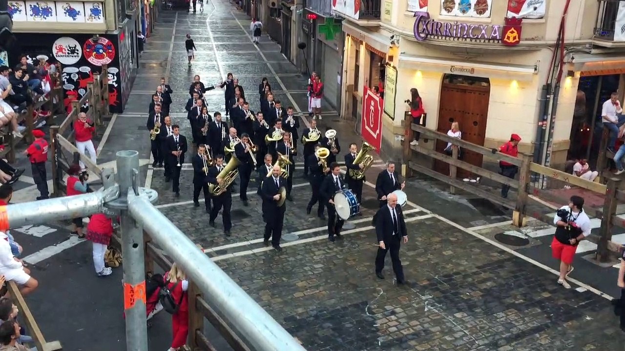 La Pamplonesa toca las dianas antes del encierro camino de la Plaza de Toros