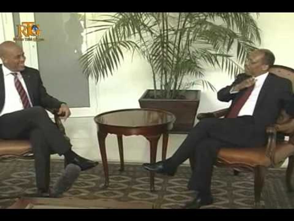 President Michel Joseph Martelly rankontre avek  ansyen prezidan Aristide lakay li.avi