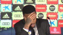 Militão sufre un mareo durante su presentación en el Real Madrid