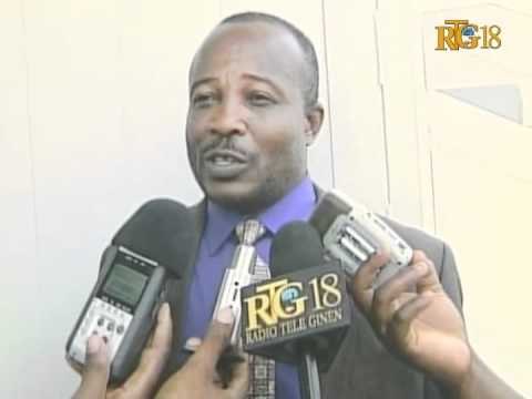 Prezidan Sena a ki fè kwè Prezidan Martelly ap tann yon lèt nan men Prezidan 2 chanm yo