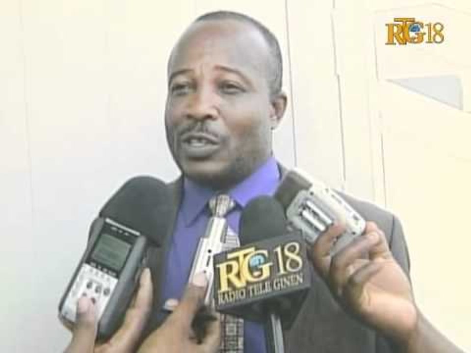 Prezidan Sena a ki fè kwè Prezidan Martelly ap tann yon lèt nan men Prezidan 2 chanm yo