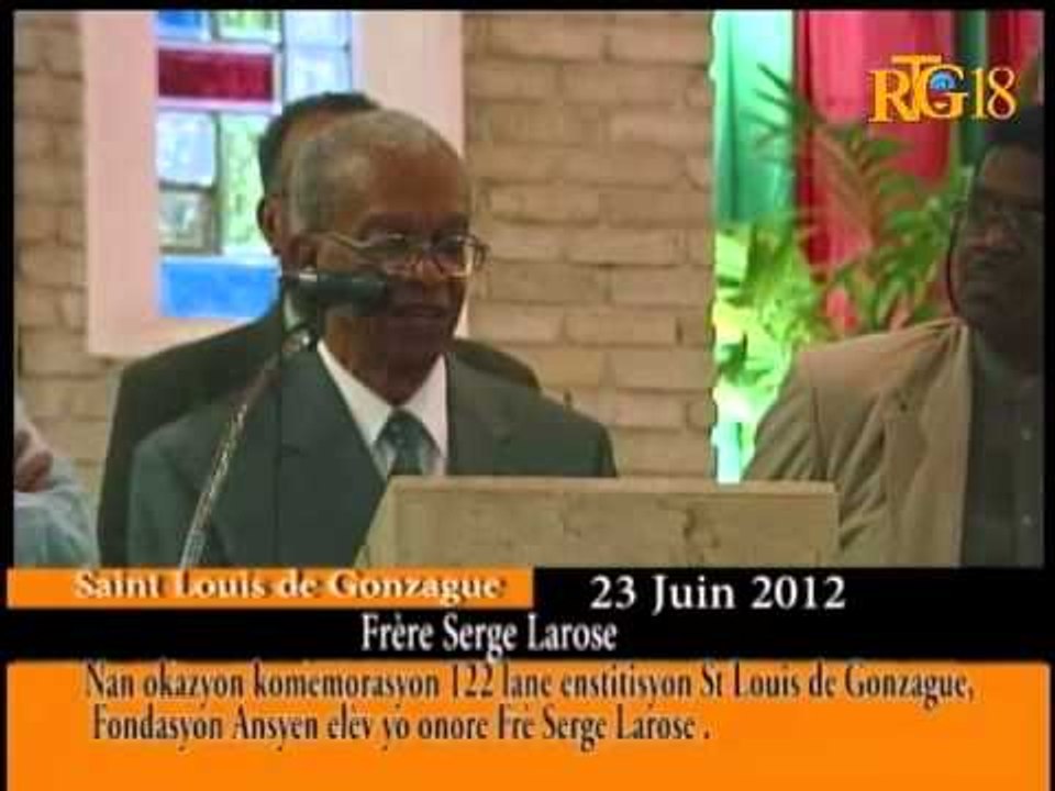 Ansyen elèv yo onore Frè Serge Larose.