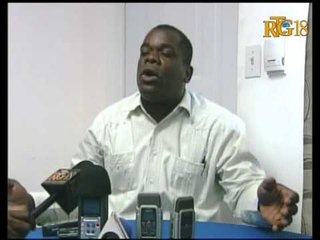 Senatè Bien-Aimé ankouraje yon chita tande nan mitan Senatè yo.