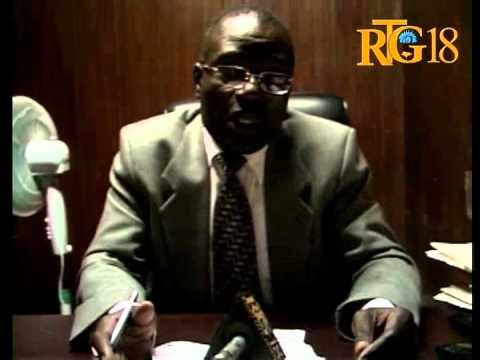 Kès asistans sosyal distribye pplizyè chèk bay plizyè moun ki nan sitiyasyon difisil.