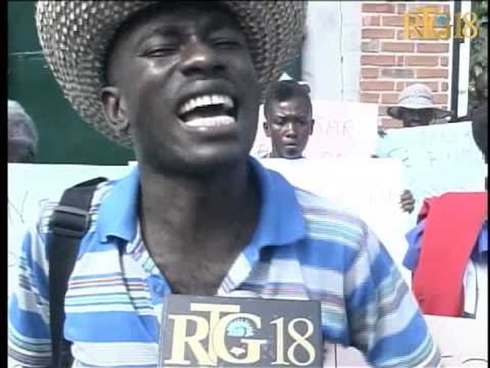 UNIFOSH devan Ministè komès ak endistri pou pote soutyen yo bay Prezidan Michel Joseph Martelly.