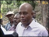 Prezidan Repiblik la Michel Joseph Martelly nan tèt yon delegasyon vizite travay kap fèt nan Mòn lopital zòn zabriko poupwoteje popilasyon nan peryòd move tan.