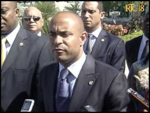 Premye Minis Laurent Salvador Lamothe nan tèt yon delegasyon kite peyi a pou al patisipe nan divès