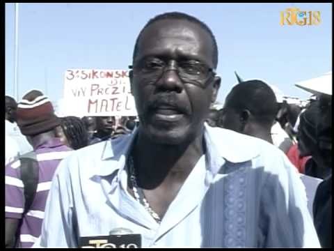 Plizyè santèn sitwayen te mase devan lokal palman Ayisyen an.