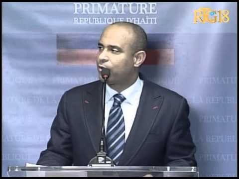 Seremoni pou remèt yon plak onè ak merit bay responsab pwojè inite nasyonal Kita Nago a.