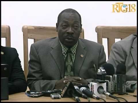 Jean Danton Léger demanti enfòmasyon ki fè kwè komisyon bikameral palman an kraze.