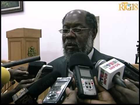 Rankont komisyon sante piblik sena ak Minis sante piblik la Florence Duperval Guillaume.