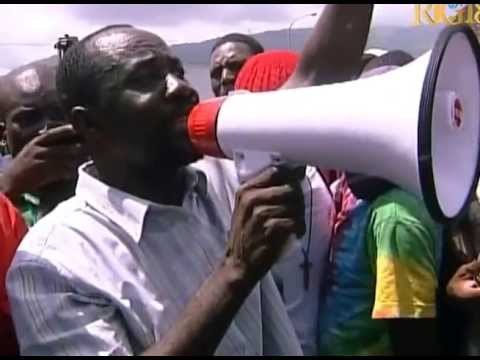 Yon foul moun ki soti nan komin Savanette nan depatman sant manifeste devan Palè lejislatif la.