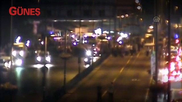 İşte ihanet gecesinden yeni görüntüler... Halk darbecilerin tankını böyle durdurdu