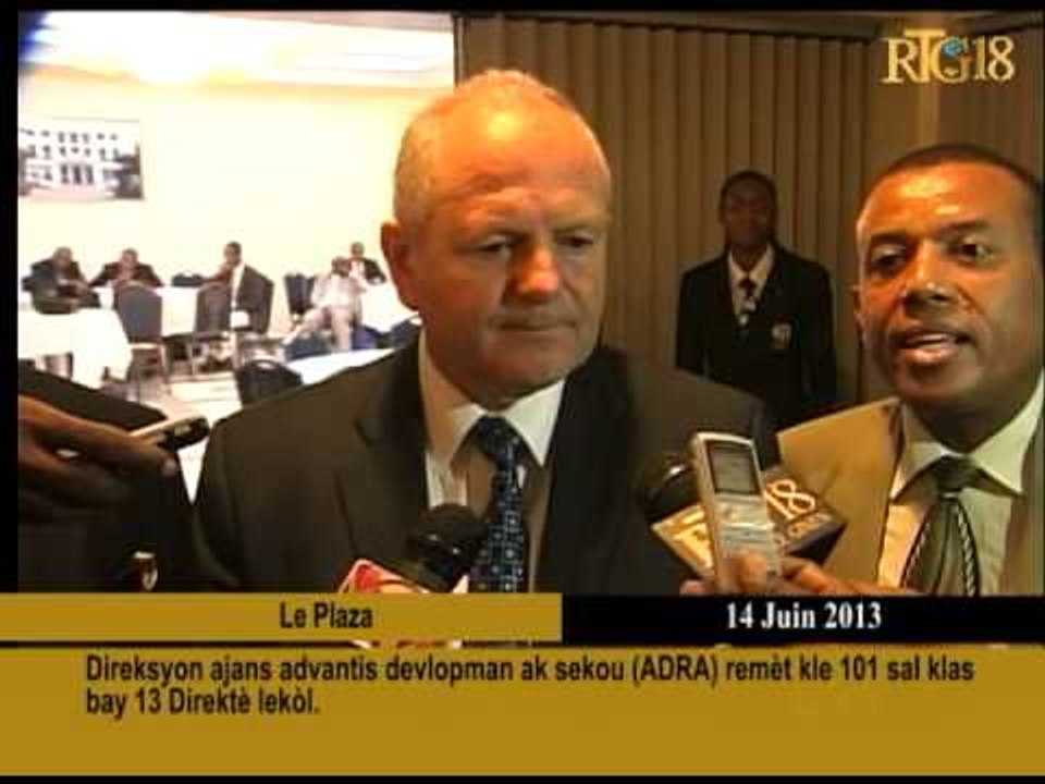 Direktè ajans Adventis devlopman ak sekou ADRA remèt kle 101 sal klas bay 13 Direktè lekòl