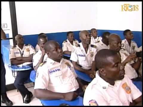 Remiz sètifika bay yon swatantèn Polisye ki te patisipe nan yon seminè fòmasyon sou etik ak dewontol