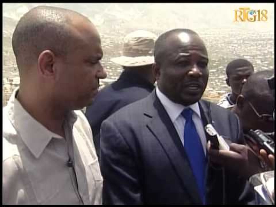 Vizit Premye Minis Laurent Salvador Lamothe akonpaye Prezidan asanble nasyonal la nan Vilaj Canaan.