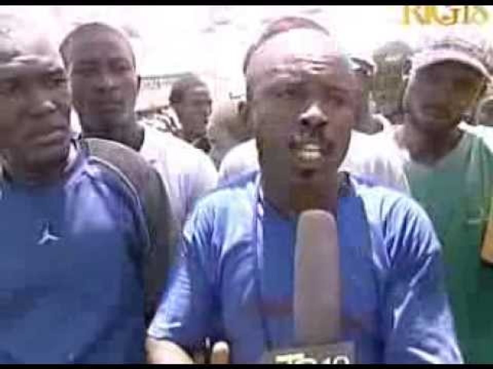 Plizyè dizèn fanm ki soti nan divès sit ebèjman nan maryani manifeste devan palman Ayisyèn