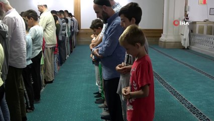 Sabah namazına gelen çocuklara hediye