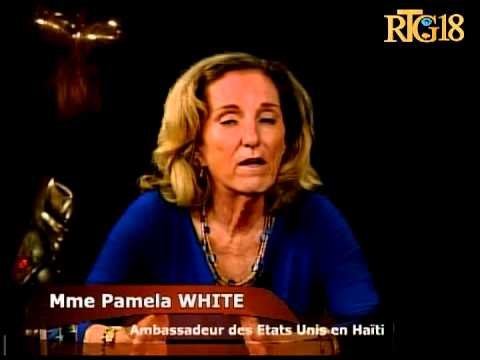 Anbasadè Etazini an Ayiti an Pamela White nan okazyon premyè anivèsè'l nan peyi a drese yon bilan po