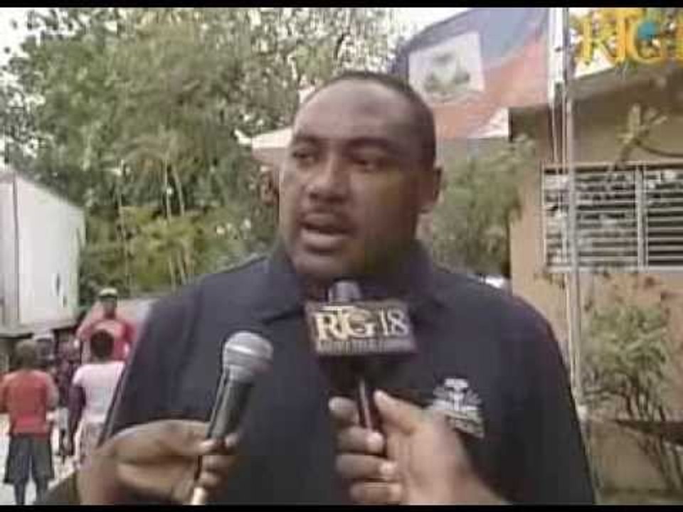 Delege depatman Lwès la ansanm ak ekip Prezidans la distribye materyèl lekòl ak pwodui alimantè nan